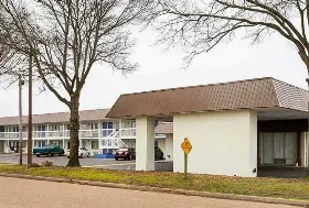 Photograph of Motel 6, Brinkley
