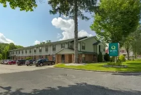Photograph of Quality Inn, Lee