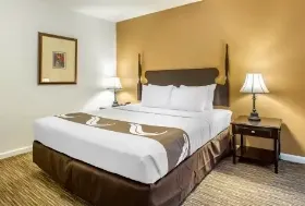 Photograph of Quality Inn, Tulare
