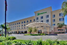 Photograph of Holiday Inn & Suites, Bakersfield
