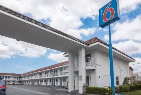 Photograph of Motel 6 Norwalk, Norwalk