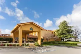 Photograph of La Quinta Inn & Suites, Redding