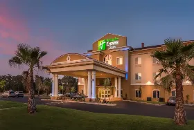 Photograph of Holiday Inn Express, Red Bluff