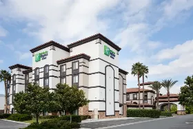 Photograph of Holiday Inn Express, Ontario