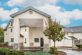 Photograph of Super 8, Cloverdale