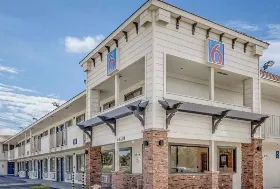 Photograph of Motel 6, Fremont