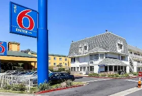 Photograph of Motel 6, Oakland