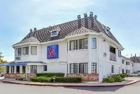 Photograph of Motel 6, Fremont