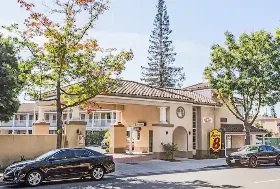 Photograph of Super 8, Mountain View