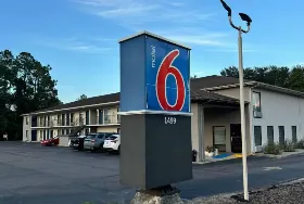 Photograph of Motel 6, Macclenny