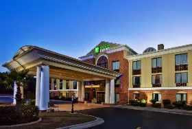 Photograph of Holiday Inn Express, Hinesville