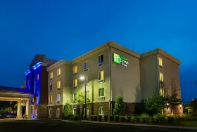 Photograph of Holiday Inn Express & Suites, Savannah