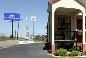 Photograph of Americas Best Value Inn, Macon
