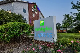 Photograph of Holiday Inn Express, Vernon Hills
