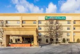 Photograph of La Quinta Inn & Suites, Tinley Park