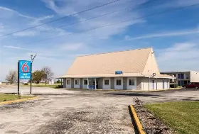 Photograph of Motel 6, Mattoon
