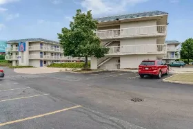 Photograph of Motel 6, Rolling Meadows