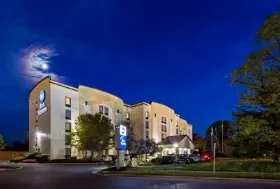 Photograph of Best Western Envoy Inn & Suites, Louisville
