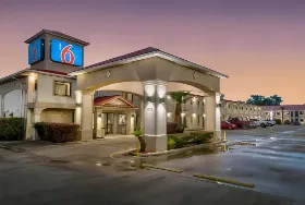 Photograph of Motel 6, Sulphur