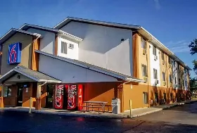 Photograph of Motel 6, Salisbury