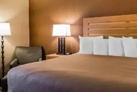 Photograph of Quality Inn, Warren