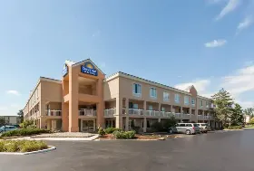 Photograph of Days Inn, Warren