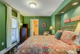 Photograph of Twin Oaks Inn, Saugatuck