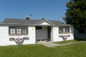 Photograph of Vic's Cabins, Calumet