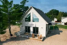 Photograph of Thomas' Parkside Cottages, Oscoda