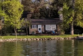 Photograph of Paul's Paradise Cottages, Maple City