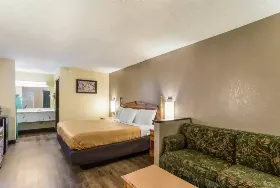 Photograph of Econo Lodge, Clinton