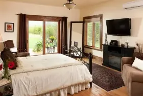 Photograph of Cabin Creek Landing B&B, Marion