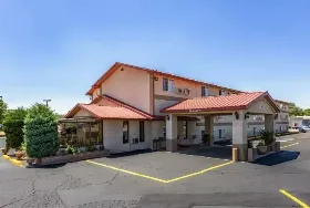 Photograph of Rodeway Inn, Farmington