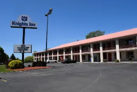 Photograph of Knights Inn, Oswego