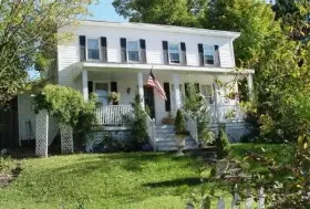 Photograph of Meadow Lark Farm B&B, Warwick