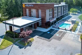 Photograph of La Quinta Inn & Suites, Selma