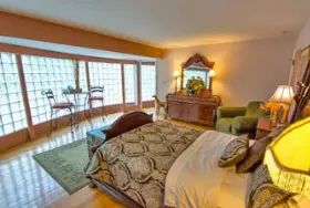 Photograph of Pilot Knob Inn Bed & Breakfast, Pinnacle