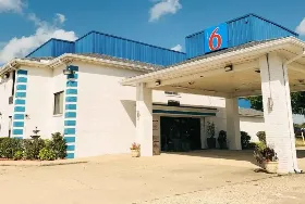 Photograph of Motel 6, Franklin