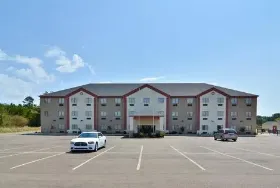 Photograph of Hiway Inn Express Hotel & Suites, Broken Bow