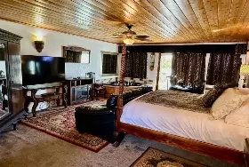Photograph of Echo Canyon Manor, Sulphur