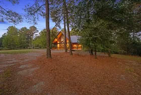 Photograph of Bear Mountain Lodging, Broken Bow