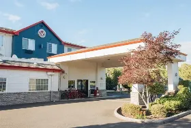 Photograph of Red Lion Inn & Suites McMinnville, McMinnville