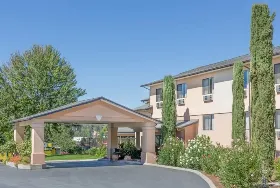 Photograph of Super 8, Grants Pass