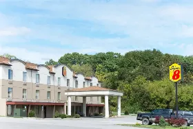 Photograph of Super 8, Beaver Falls