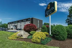 Photograph of La Quinta Inn & Suites, Warwick