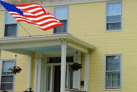 Photograph of Yankee Peddler Inn, Newport