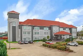 Photograph of LQ Inn & Suites Cleburne, Cleburne