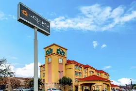 Photograph of La Quinta Inn & Suites, Bedford