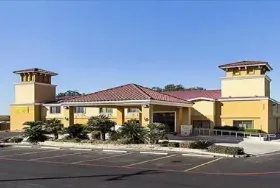 Photograph of SureStay Plus Hotel By Best Western, San Antonio