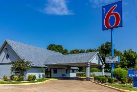 Photograph of Motel 6, Alvin